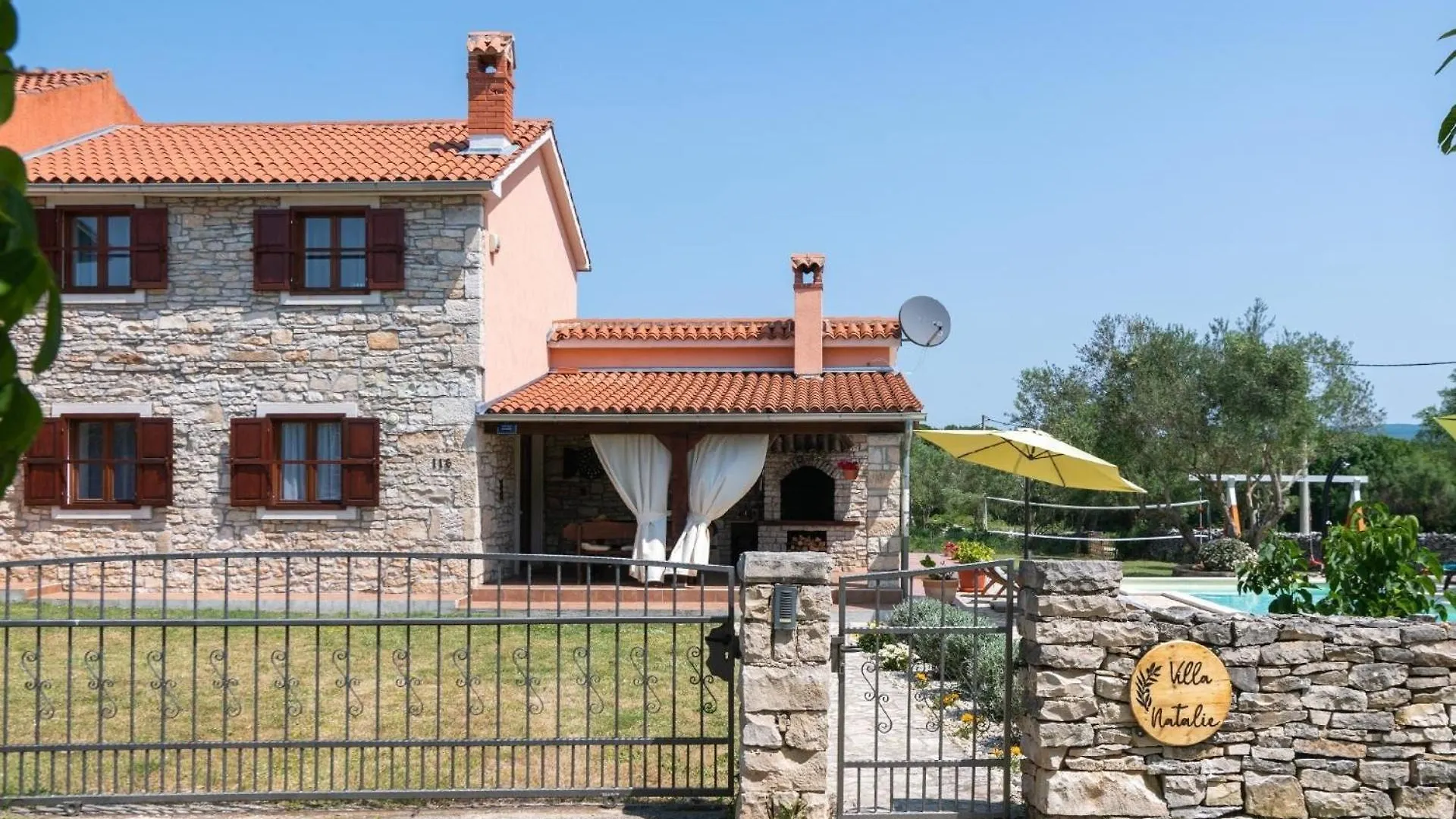 Ferienhaus Mit Privatpool Fuer 8 Personen Ca 100 Qm In Rakalj, Istrien Bucht Von Rasa